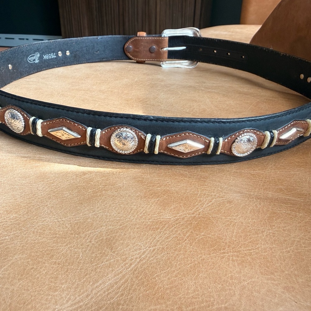 Justin 755BK western belt 🤠 size 38. Black leather w/ brown accents + conchos.